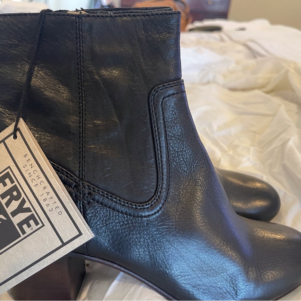 NWT Frye Stella Short Zip